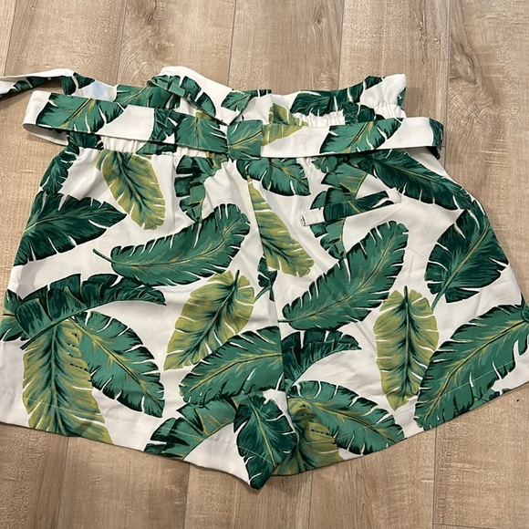 Size large leaf print shorts with pockets - Picture 3 of 3